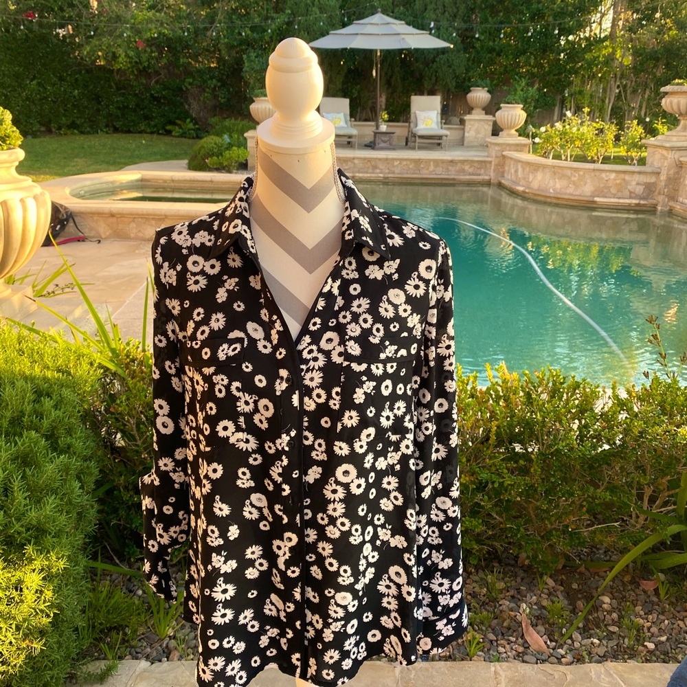 Candies size L top.  Button up front, like new, flattering, perfect for travel